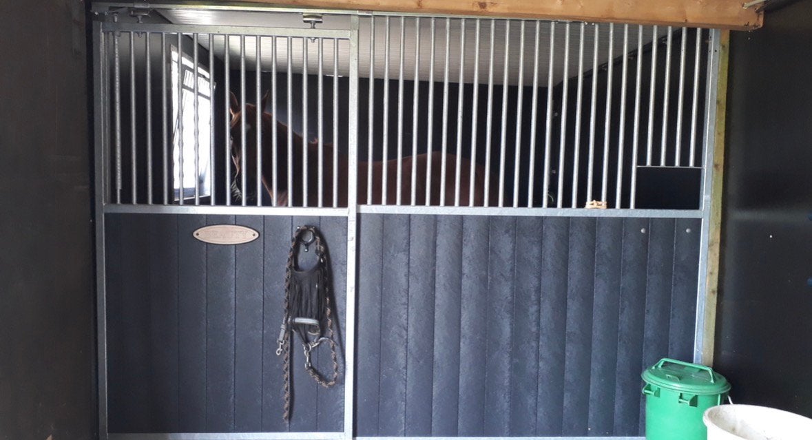 Voorwand paardenstal, Dieren en Toebehoren