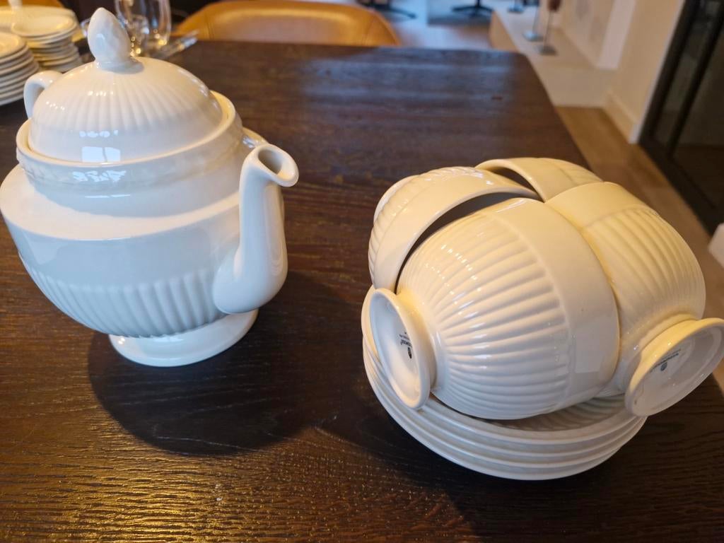 Wedgwood Edme theepot en 4 theekopjes en schotels, Huis en Inrichting, Ophalen, Zo goed als nieuw, Wedgwood, Kop(pen) en/of Schotel(s)