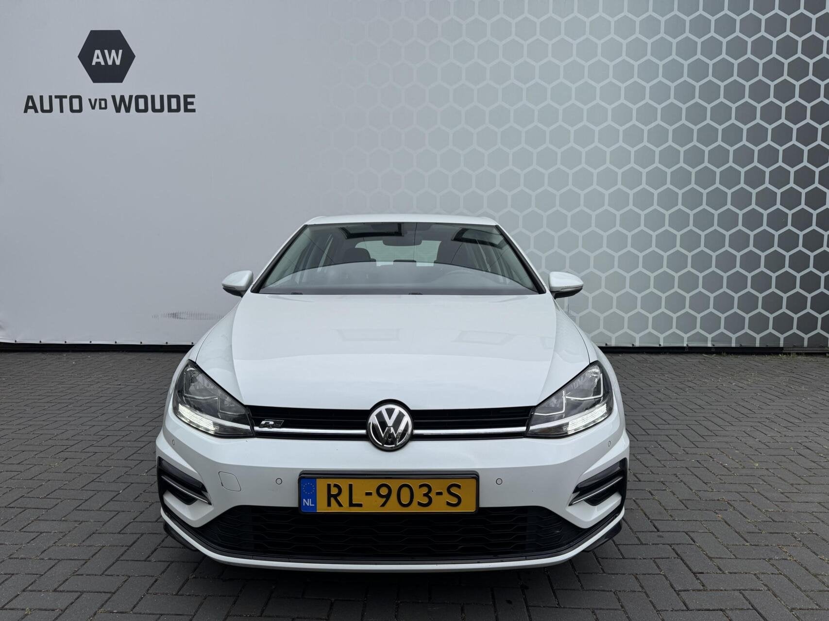 Volkswagen Golf 1.6 TDI Highline Business R-line Carplay Par, Voorwielaandrijving, Gebruikt, 4 cilinders, Wit