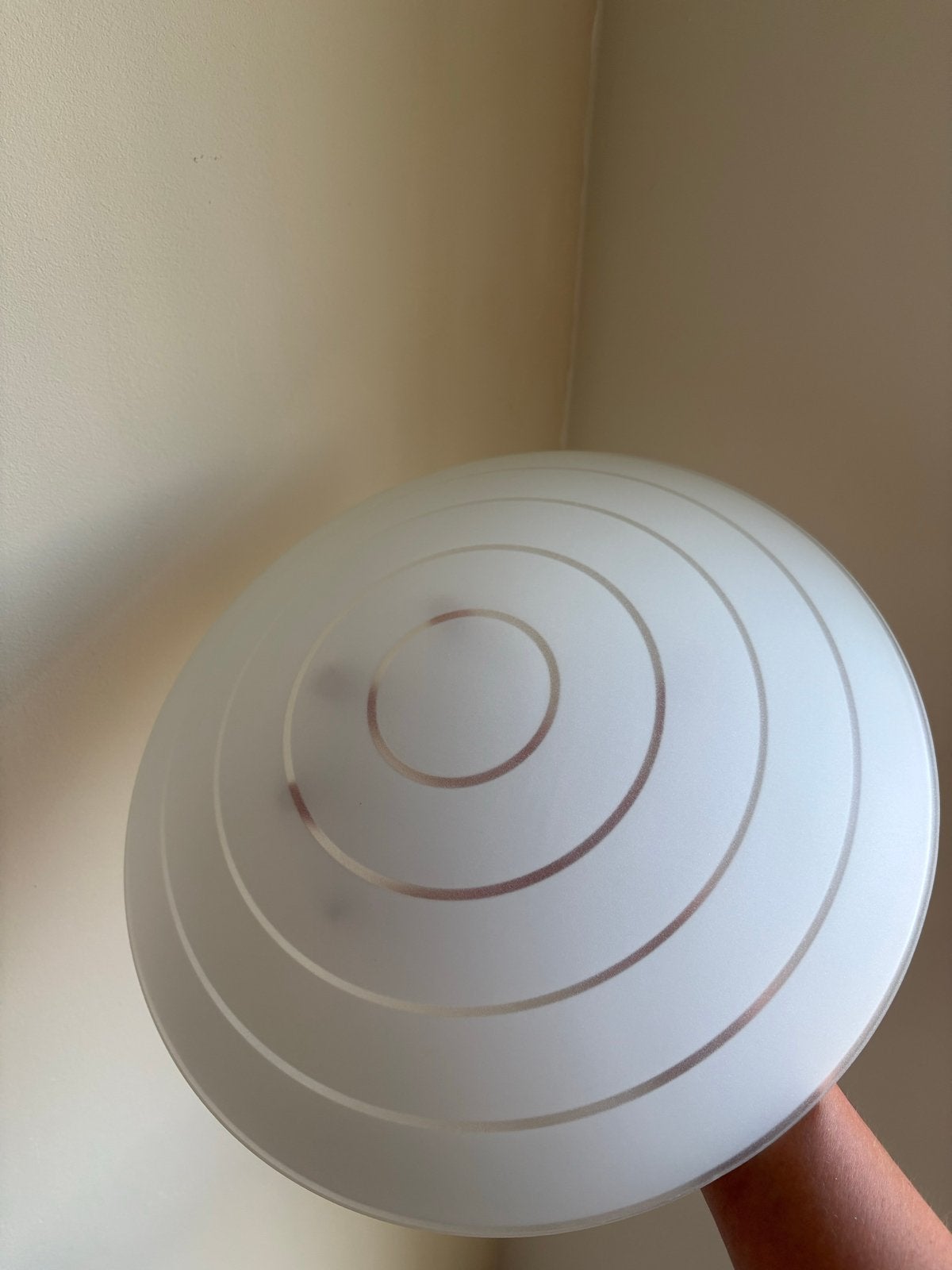 Plafondlamp Ikea Hyby met cirkelpatroon - Wit glas, Huis en Inrichting, Ophalen, Gebruikt, Modern, Overige fittingen