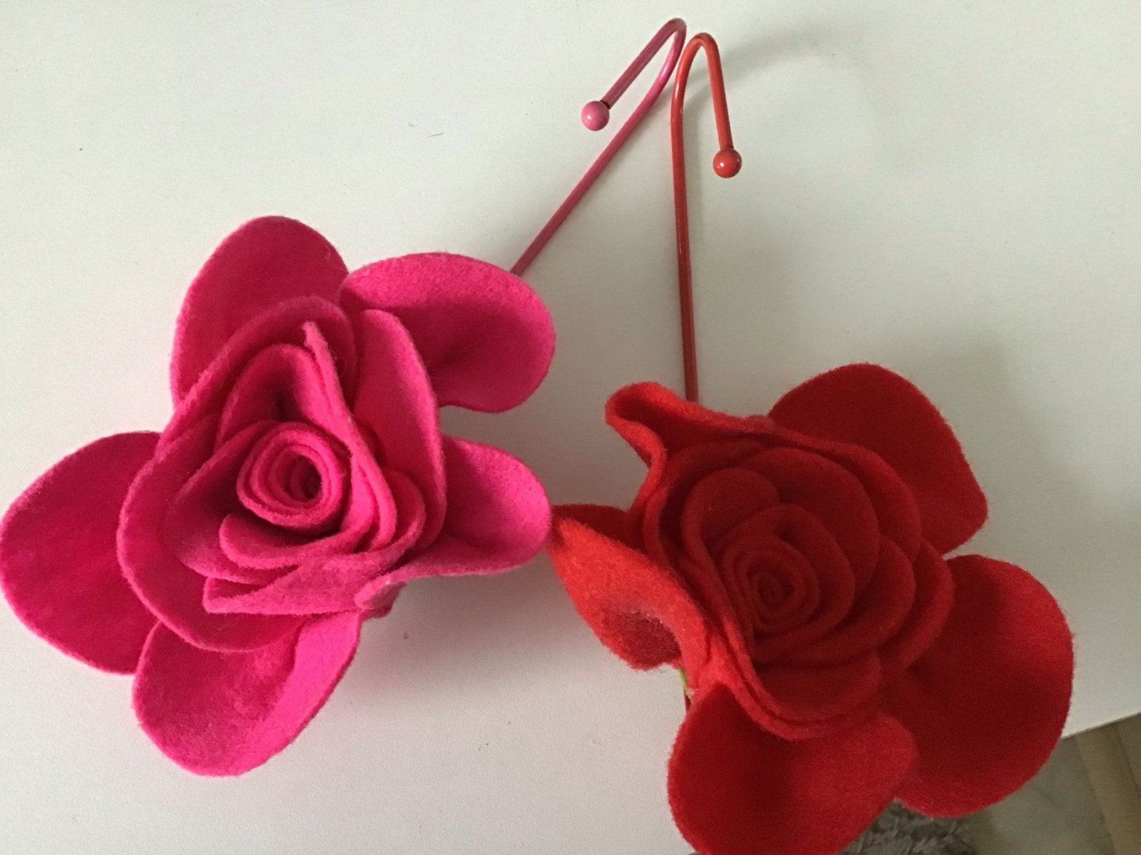 Set van 2 roze en rode vilten bloemhangers,voor in kerstboom, Overige stijlen, Roze, Ophalen of Verzenden, Zo goed als nieuw