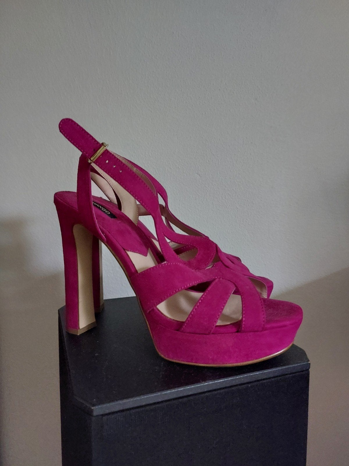 Mango fuchsia suède sandalen met hoge hak maat 38, Ophalen of Verzenden, Zo goed als nieuw, Roze, Sandalen of Muiltjes