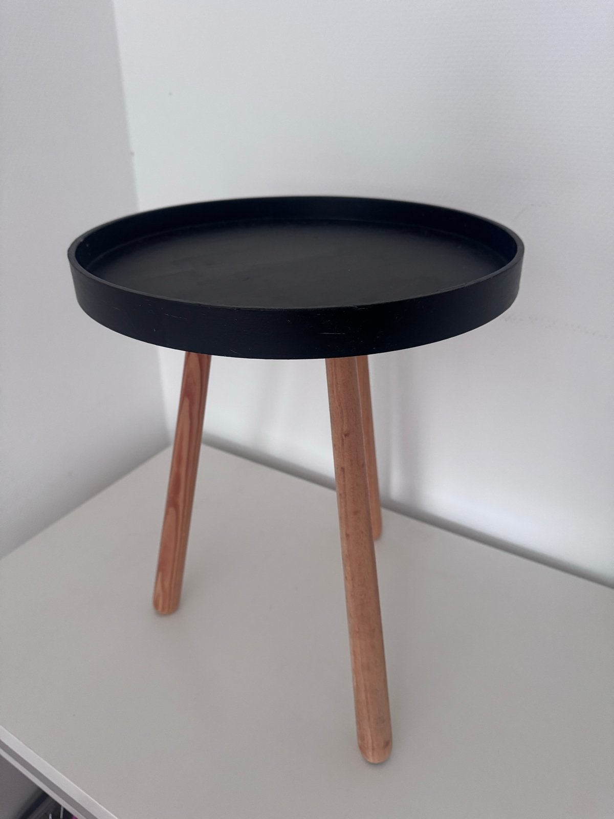 Zwart Bijzettafeltje met Houten Poten - Hoogte 45cm, Huis en Inrichting, Gebruikt, Rond, Hout, Ophalen