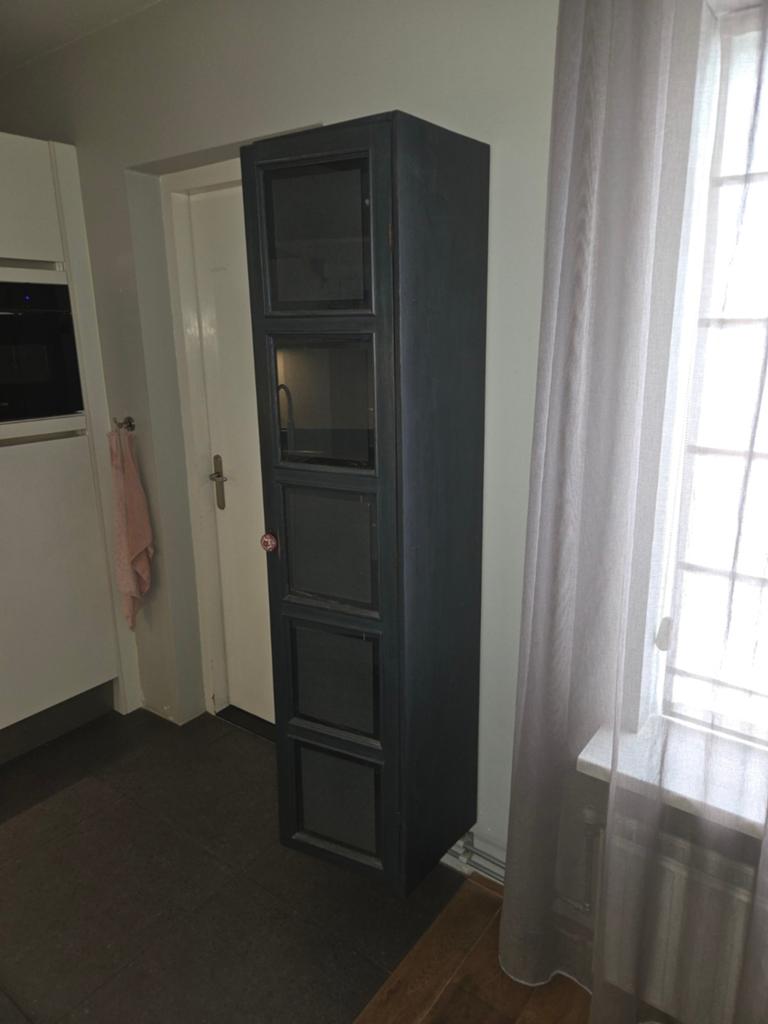 Smalle hoge kast met glazen deuren, Ophalen, Minder dan 50 cm, Glas, Minder dan 25 cm