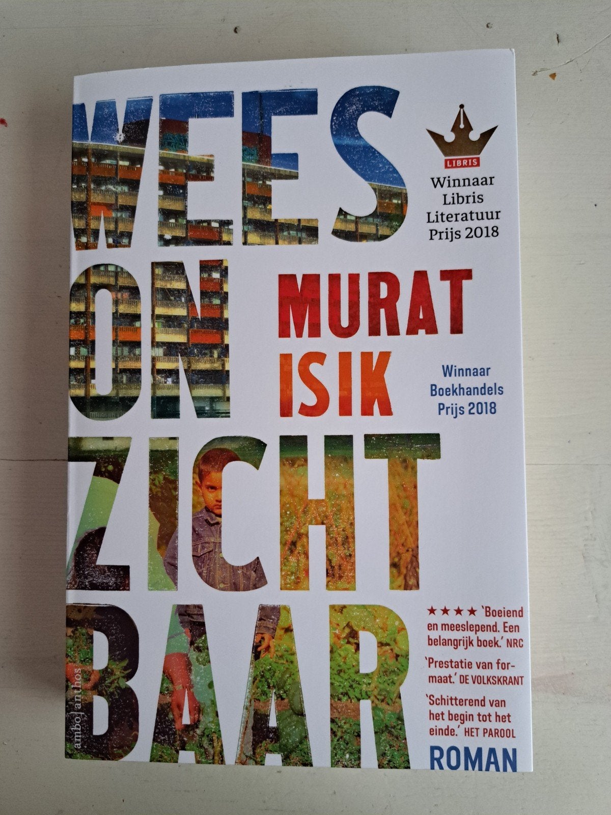 Wees Onzichtbaar - Murat Isik (Gesigneerd), Boeken, Ophalen of Verzenden, Zo goed als nieuw, Murat Isik, Nederland