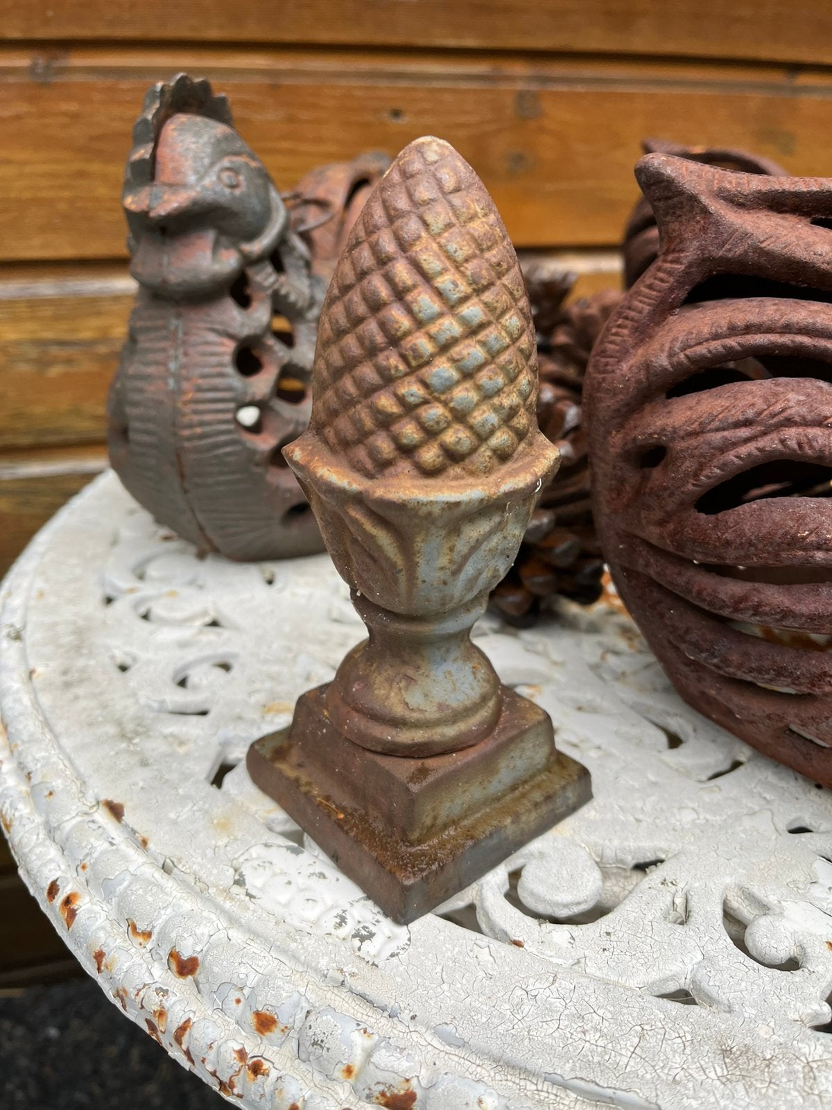 Gietijzeren oude  ornament - dennenappel, Tuin en Terras, Tuinbeelden, Ophalen, Gebruikt, Overige materialen, Overige typen
