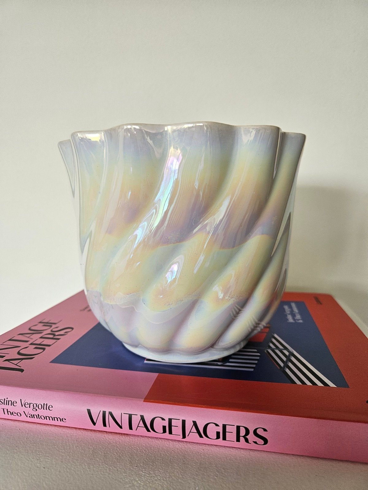 Vintage parelmoer bloempot / cachepot met gedraaid reliëf, Overige materialen, Minder dan 30 cm, Minder dan 60 cm, Rond