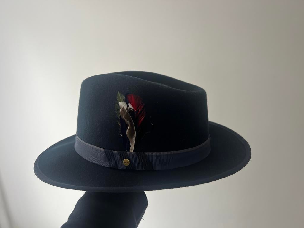 Stijlvolle Zwarte Hoed met Veer - Stetson Fedora, Kleding | Dames, Hoeden en Petten, Ophalen of Verzenden, Zo goed als nieuw, 58 cm (L, 7¼ inch) of meer