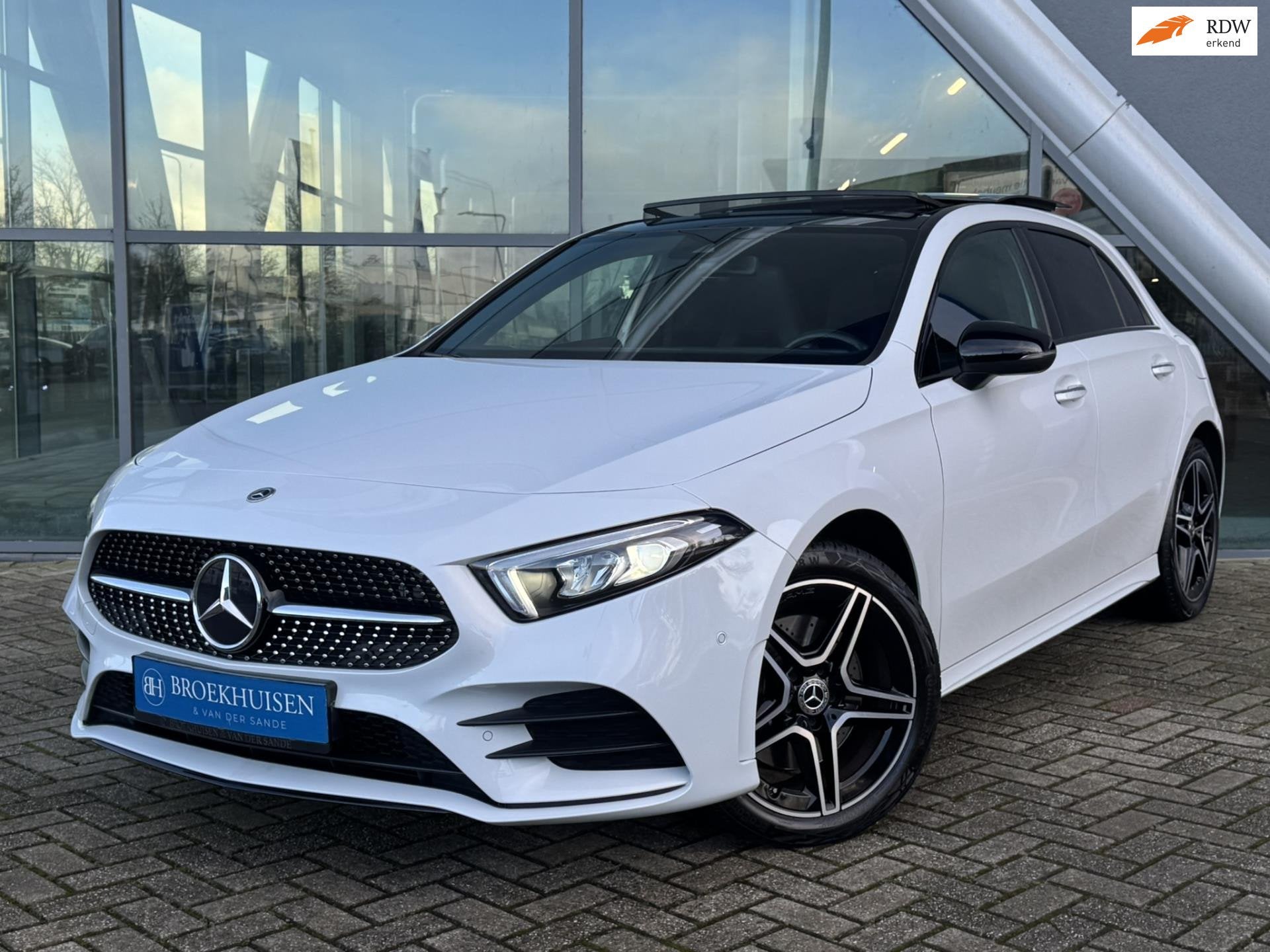 Mercedes-Benz A-klasse 250 e AMG Line Plug in Hybride 218pk, Auto's, Dealer onderhouden, Gebruikt, 4 cilinders, 15 kWh