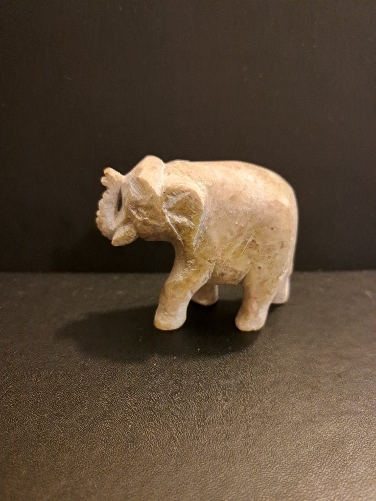 Decoratieve olifant van steen, Verzamelen, Ophalen of Verzenden, Gebruikt, Dier