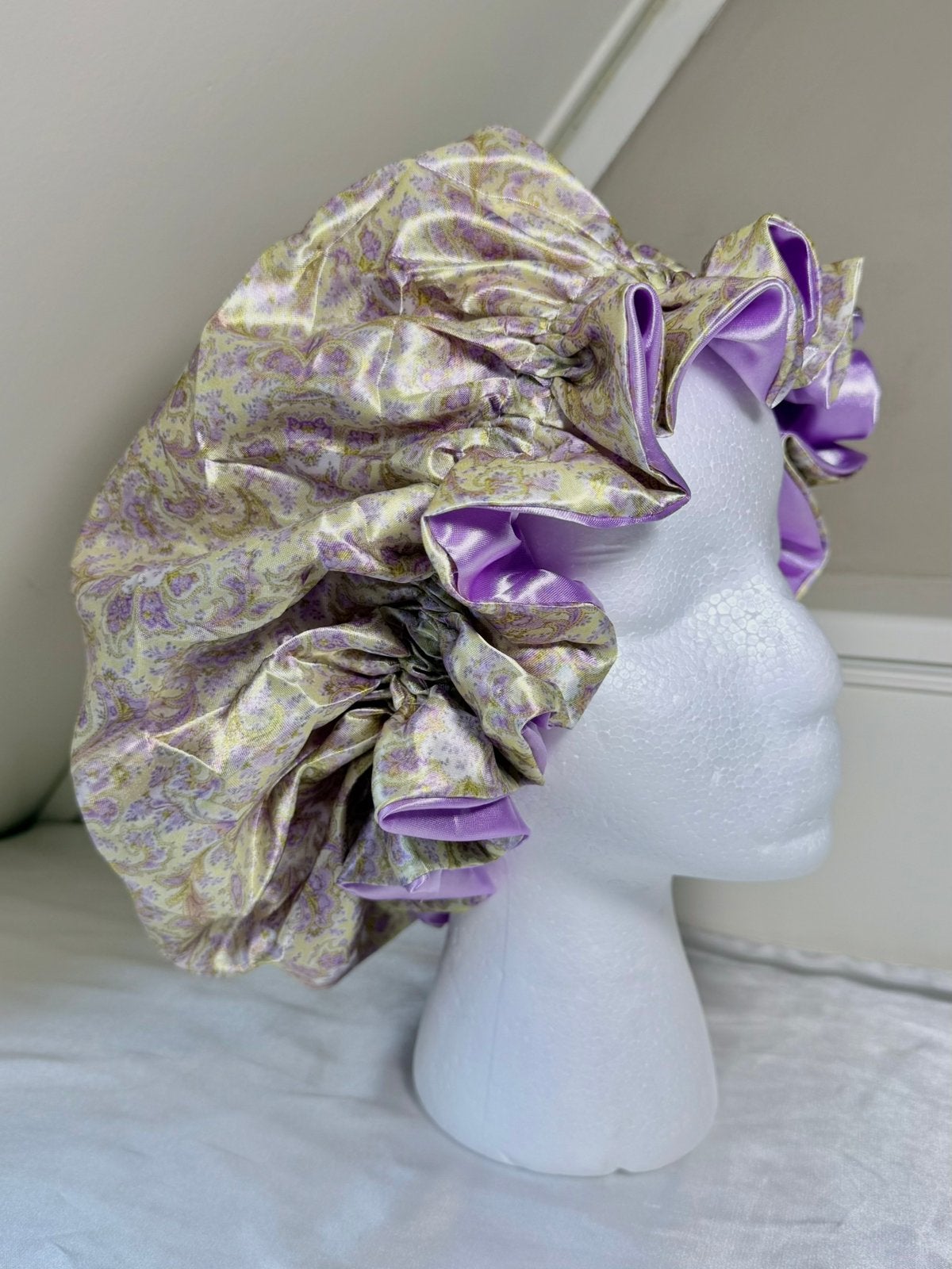 Mooie bonnet/ slaapmutsje silk lila, Ophalen of Verzenden, Nieuw