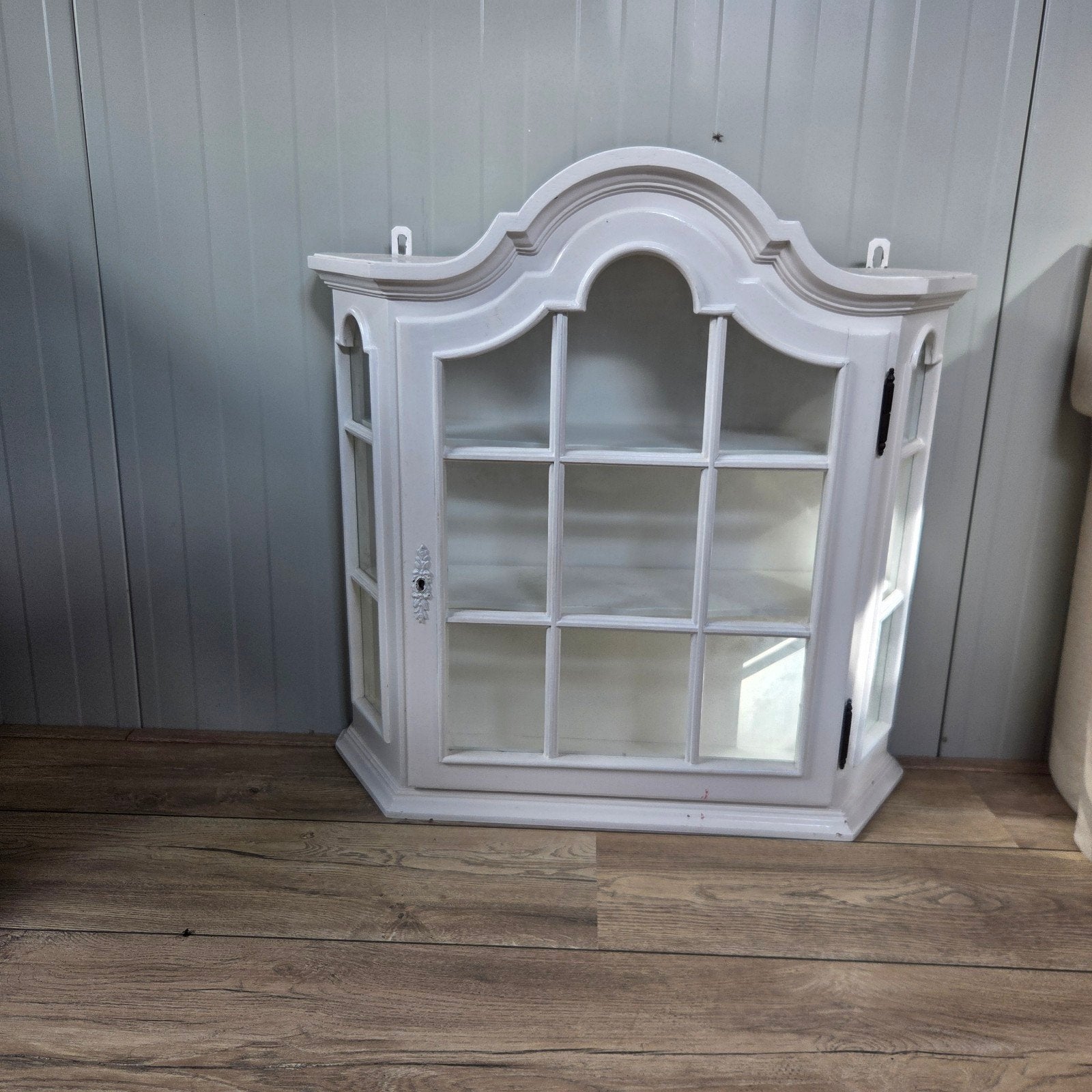 Leuke witte vitrinekast / wandkastje, Ophalen