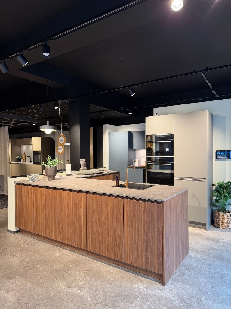 KVIK Compose nordic glow - showroomkeuken, Bruin, Nieuw, Enkelwandige keuken, Ophalen of Verzenden