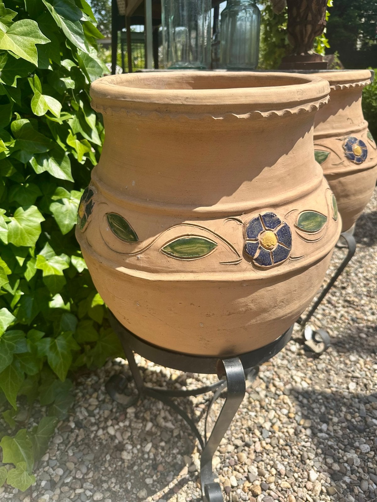 Terracotta bloempotten met smeedijzeren standaards, Ophalen, Gebruikt, -, Balkon