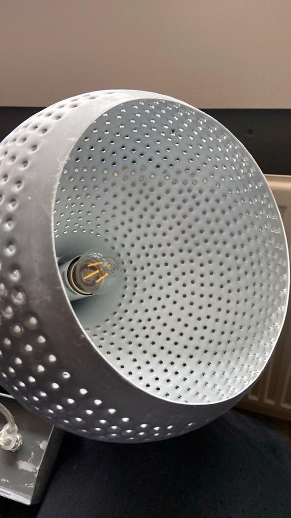 Moderne geperforeerde hanglamp - Kogelvormig design, Huis en Inrichting, Lampen | Hanglampen, Ophalen, Zo goed als nieuw, Metaal