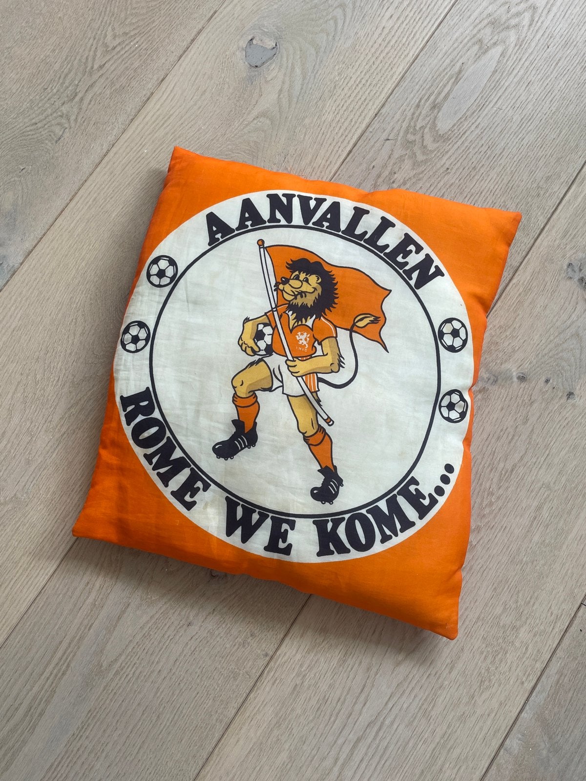 Super cool vintage oranje kussentje, Ophalen of Verzenden, Gebruikt, Overige binnenlandse clubs