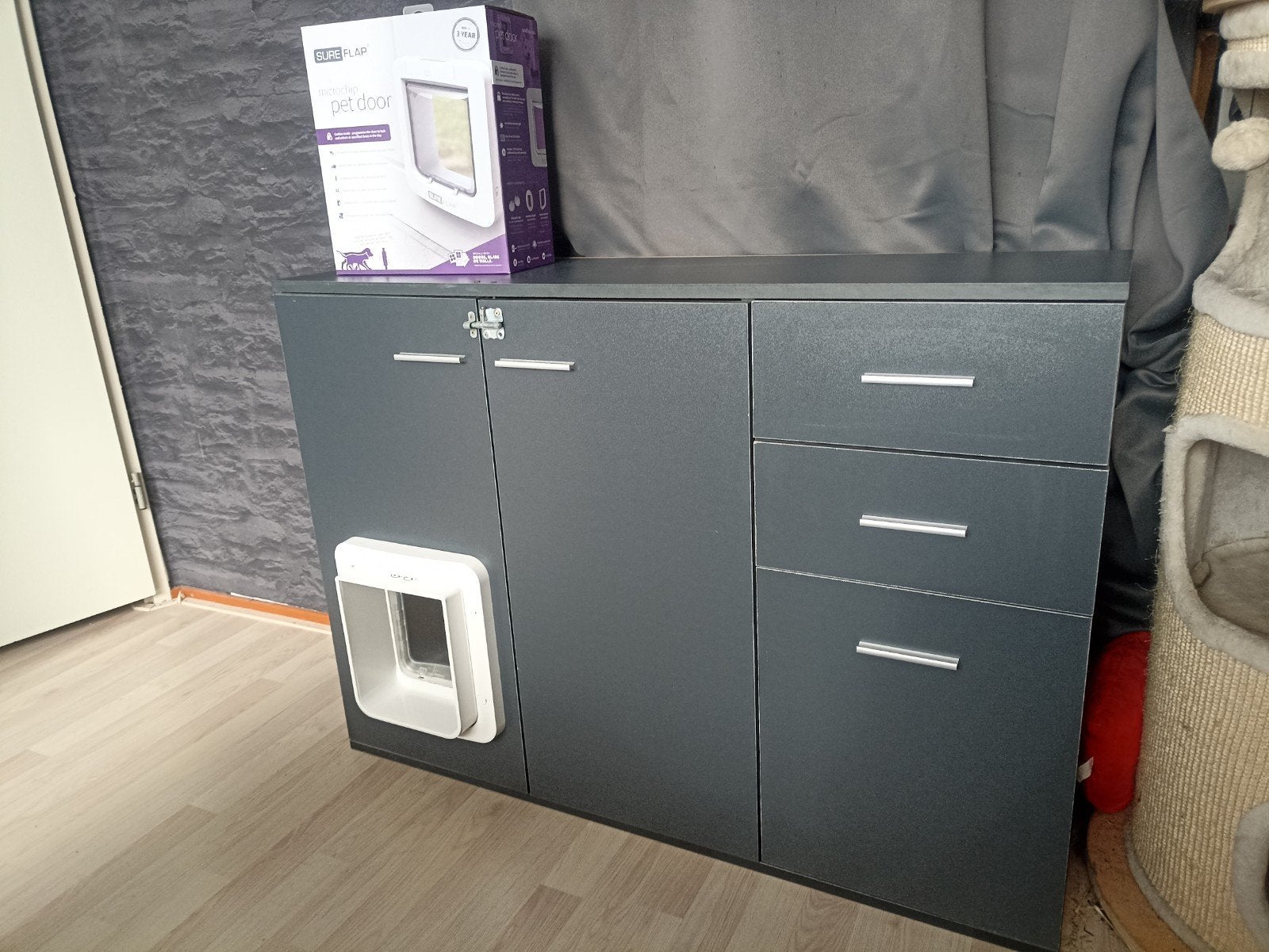 kastje met Sureflap microchip huisdierenluik, Dieren en Toebehoren, Ophalen