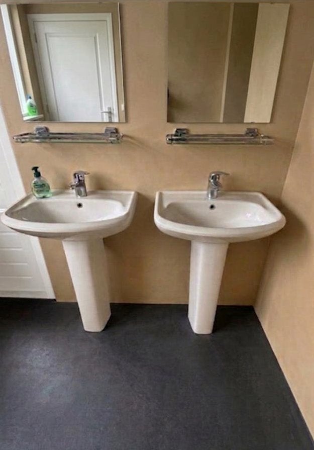 Twee wastafels met spiegels en kranen, Huis en Inrichting, Badkamer | Badkamermeubels, Ophalen, Minder dan 50 cm, Gebruikt, Minder dan 100 cm