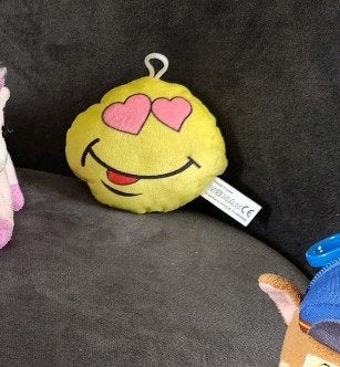 smiley knuffel geel roze hartjes ogen hart lachend mond tong, Overige typen, Nieuw, Ophalen of Verzenden, Klein (minder dan 20 cm)