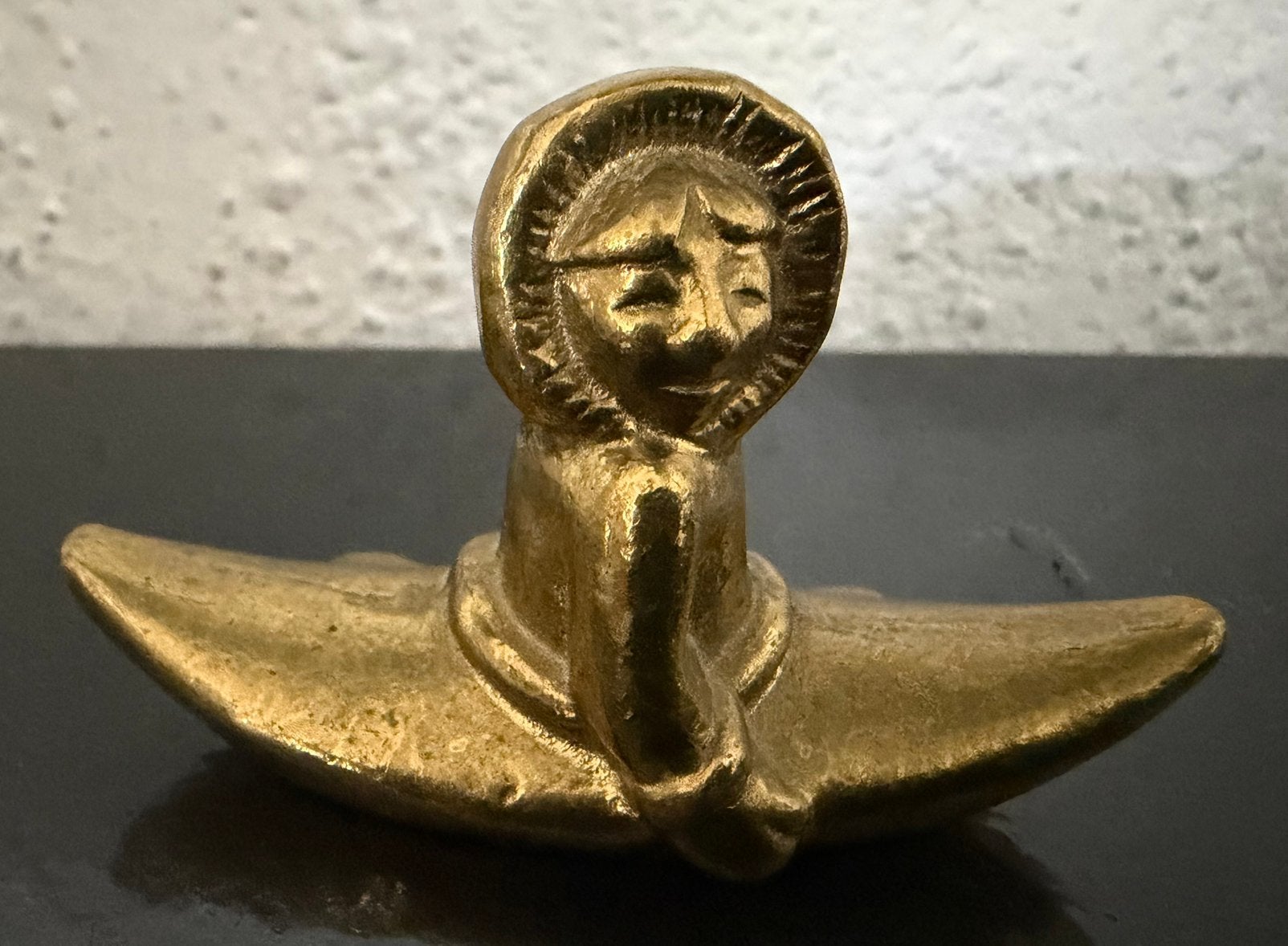 Koper / Messing : Antiek beeldje eskimo in kajak, Ophalen of Verzenden, Gebruikt, Mens