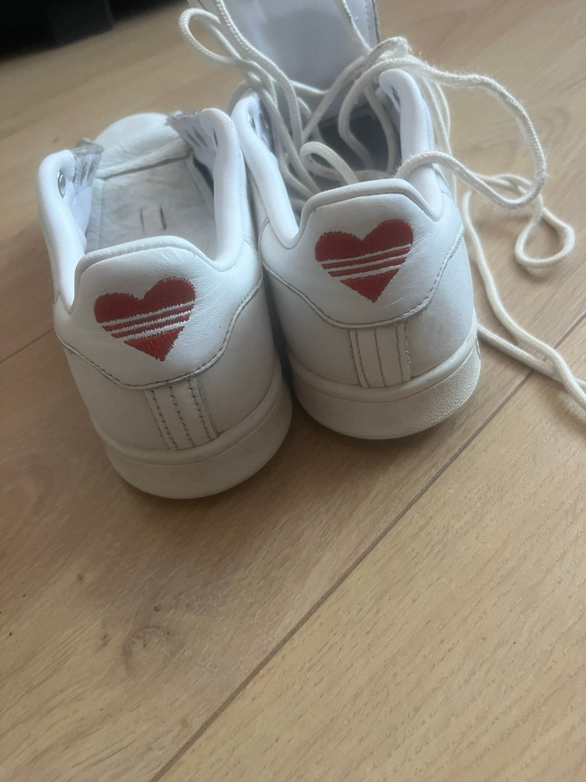 Adidas Stan Smith sneakers wit met rood hartje - Maat 37 1/3, Ophalen of Verzenden, Gedragen, Wit, Sneakers of Gympen