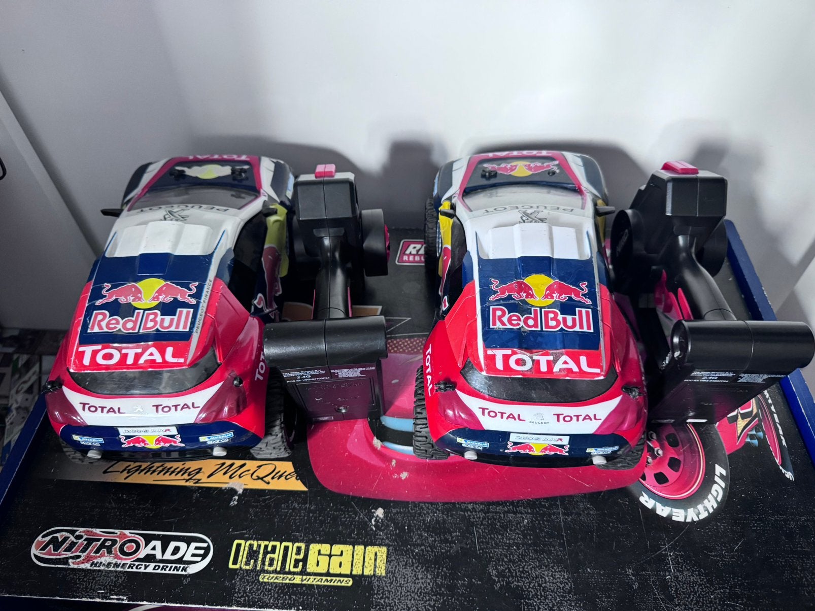2x Nikko RC Peugeot 3008 DKR Red Bull, Ophalen of Verzenden, Zo goed als nieuw, Overige schalen, Auto onroad