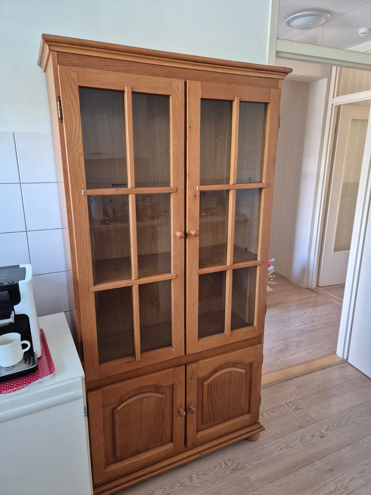 Eikenhouten vitrinekast met glazen deuren, Ophalen, Glas, Klassiek, 50 tot 100 cm