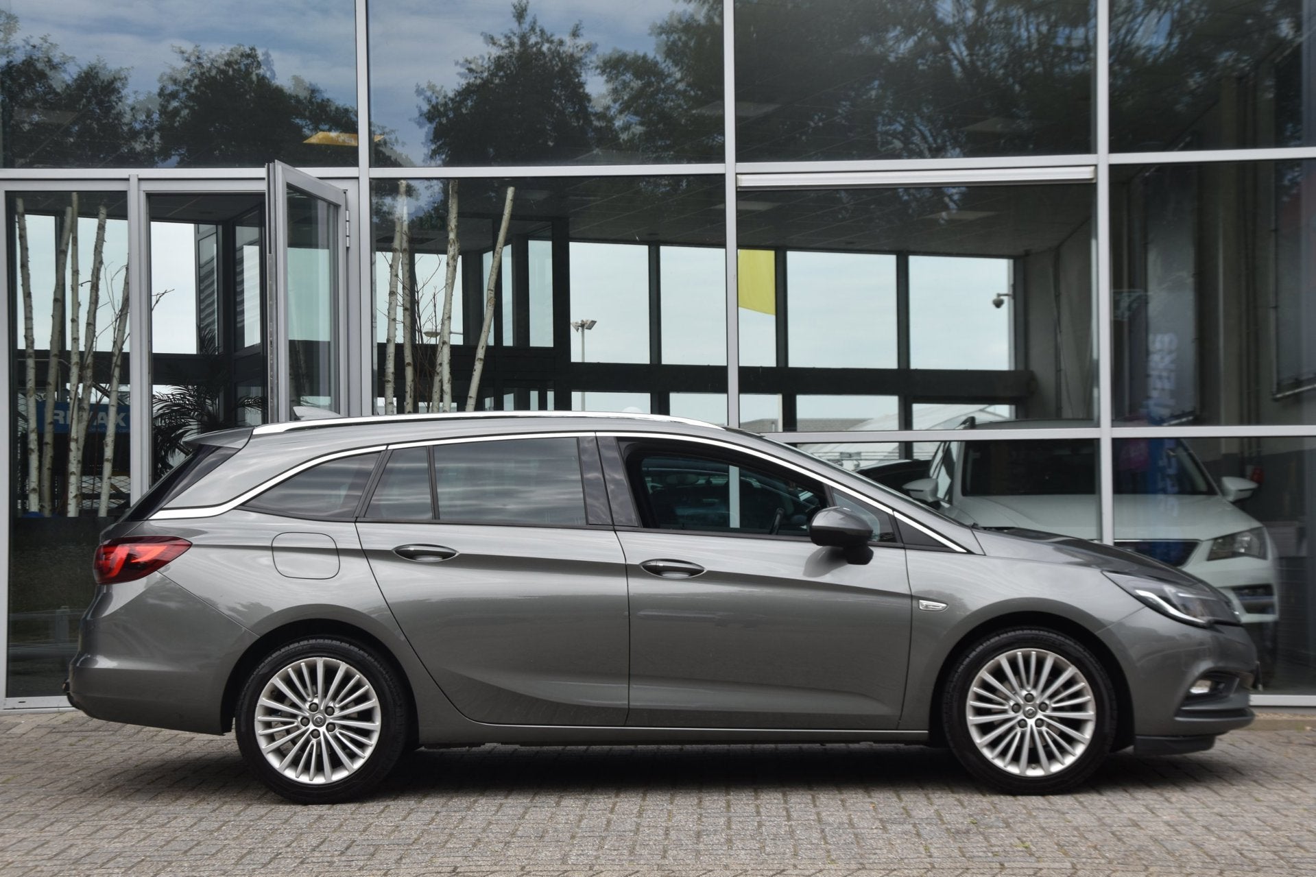 Opel Astra Sports Tourer 1.6 CDTI Innovation Airco Leder Led, Auto's, Voorwielaandrijving, Dealer onderhouden, Gebruikt, 4 cilinders