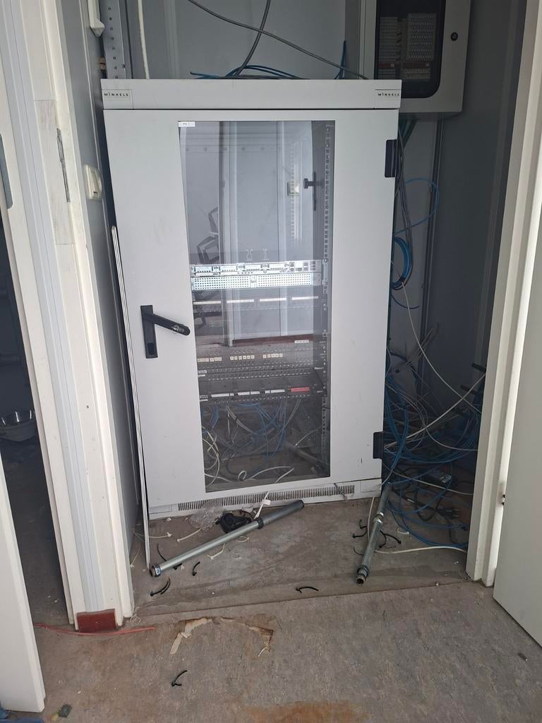 Minkels Serverkast met Glasdeur en Patchpanelen, Computers en Software, Serverkasten, Ophalen, Gebruikt, Glas, Plaatstaal