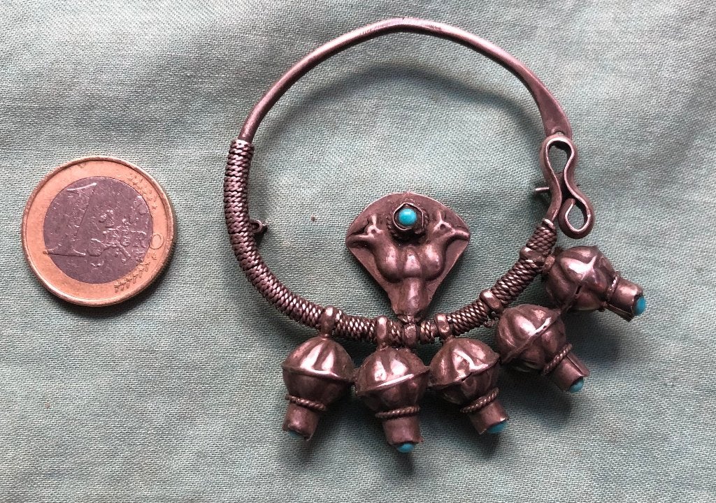 Broche gemaakt van grote zilveren tribal oorbel, Sieraden, Tassen en Uiterlijk, Antieke sieraden, Ophalen of Verzenden, Zilver