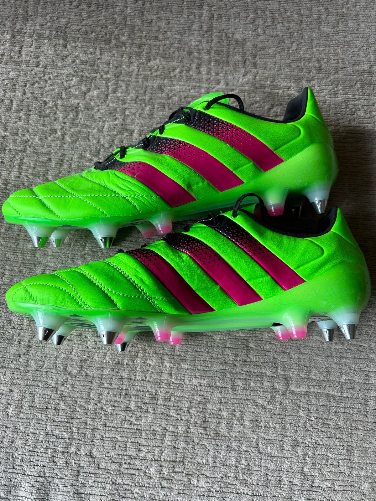 Nieuwe Adidas voetbalschoenen met stalen noppen - Maat 43 1/, Ophalen of Verzenden, Nieuw, Schoenen