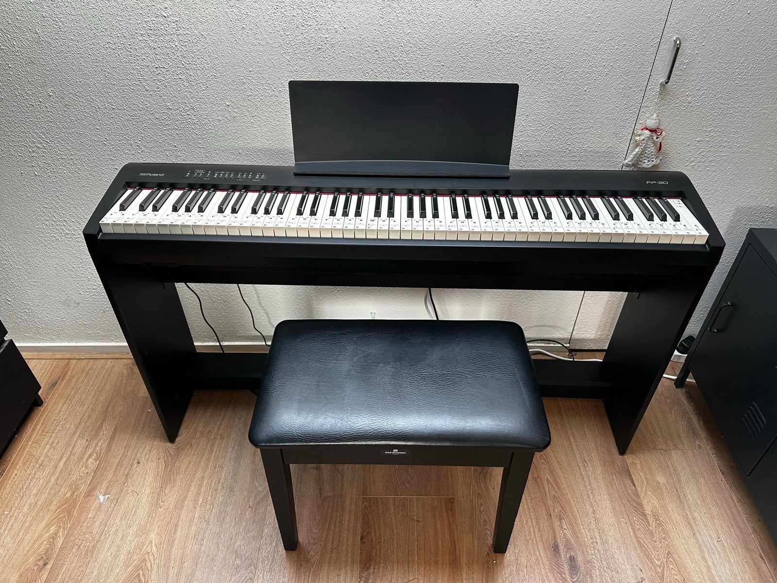 Foto 2 van Roland FP-30 Digitale Piano met Standaard en Bankje