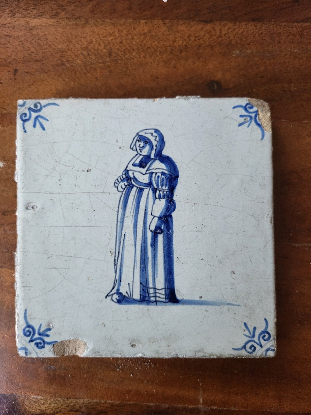 Antieke Delfts Blauwe 17e eeuwse Tegel met Vrouwfiguur, Antiek en Kunst, Ophalen of Verzenden