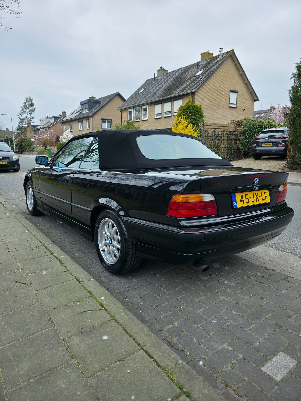 BMW 3-Serie E36 2.0 I 320 Cabriolet AUT 1997 Zwart, Auto's, Automaat, Achterwielaandrijving, Zwart, 75 €/maand