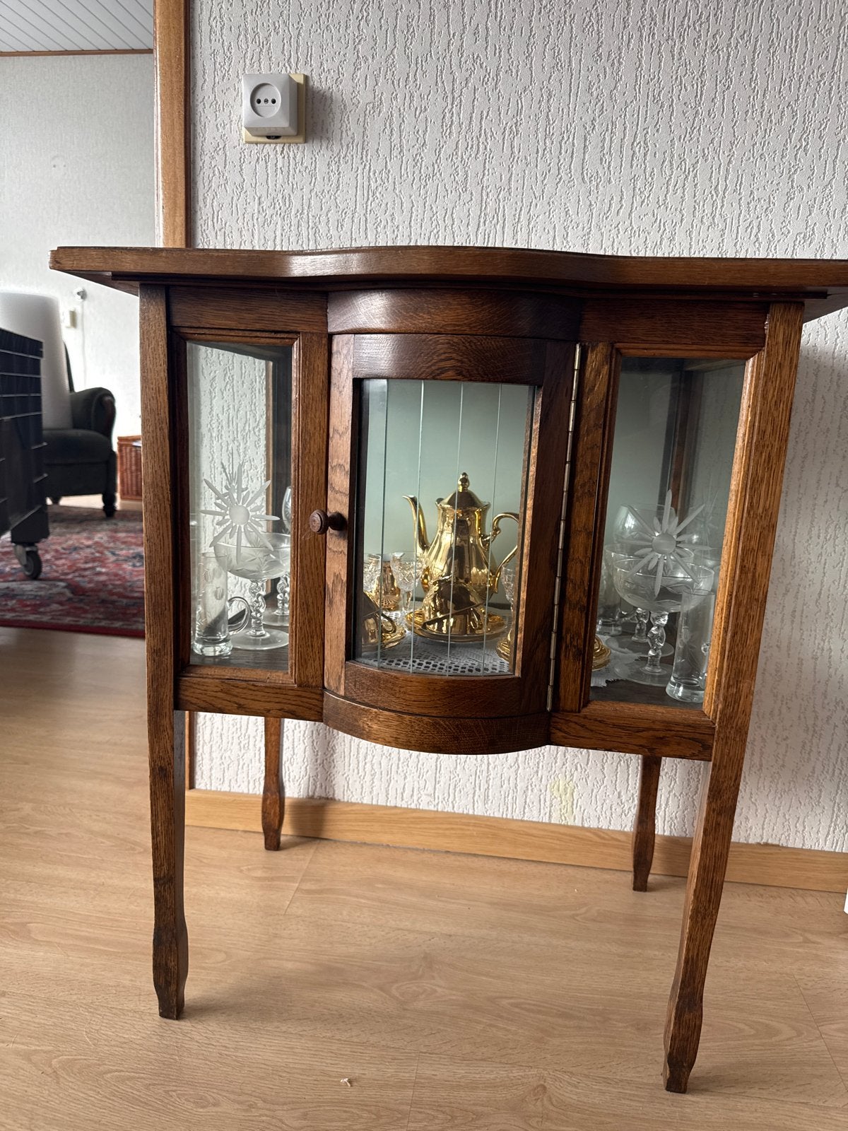 Antieke houten theekast met glazen deuren (2 stuks), Ophalen