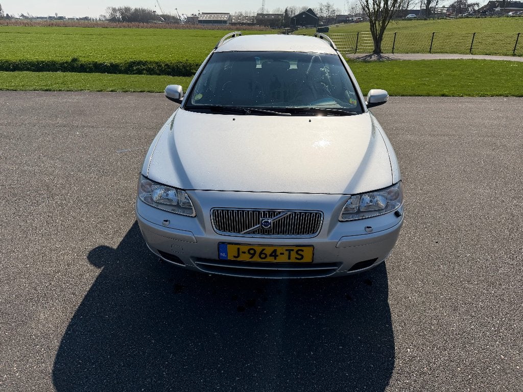 Volvo V70 2.4 170PK AUT 2007 Grijs, Auto's, Volvo, 1800 kg, Zwart, Leder en Stof, 1498 kg