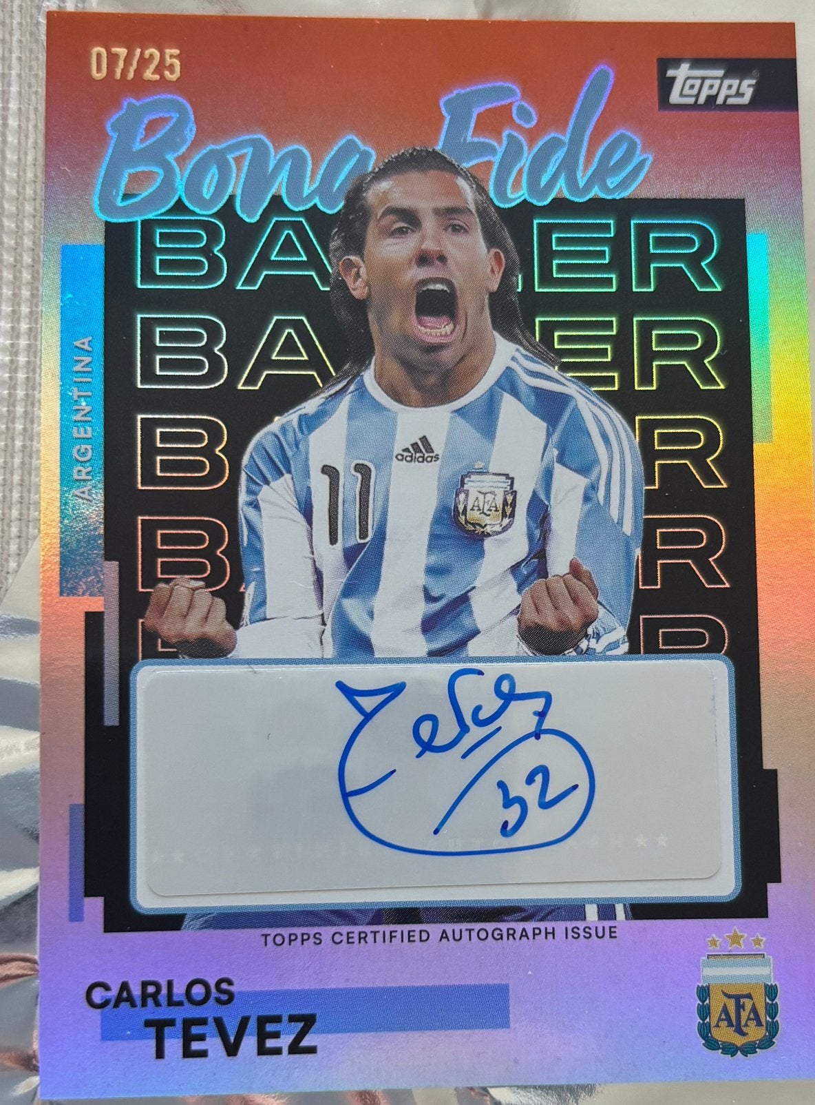 Topps Carlos Tevez 7/25 Autograph 2026, Hobby en Vrije tijd, Verzenden, Zo goed als nieuw, Plaatje