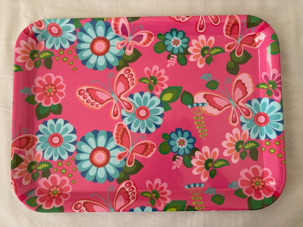 Vrolijk dienblad met bloemen en vlinders, Ophalen of Verzenden, Zo goed als nieuw, Rechthoekig, Kunststof