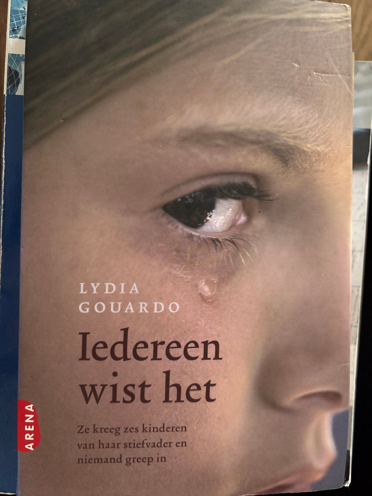 Iedereen wist het - Lydia Gouardo (Boek), Ophalen of Verzenden, Gelezen, Nederland