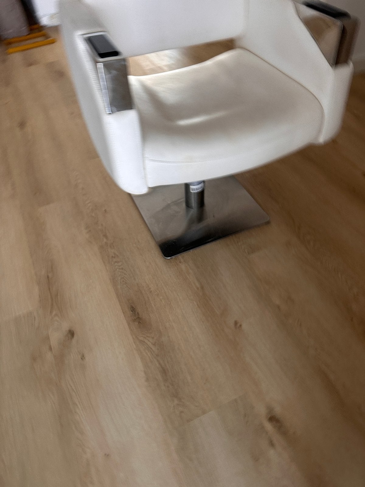 Kappersstoel wit leer, Ophalen, Leer, Zo goed als nieuw, Eén