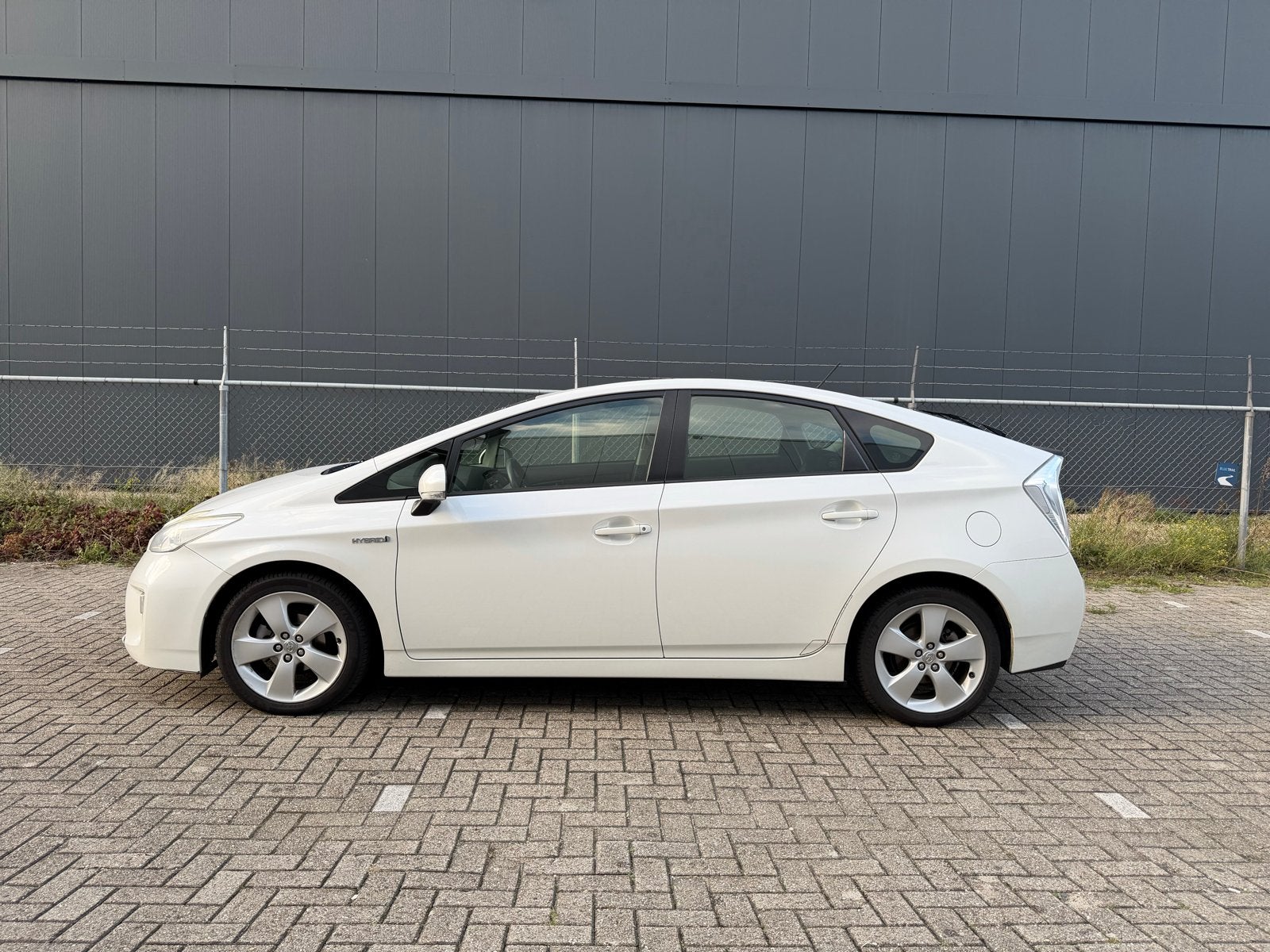 Toyota Prius 1.8 Full Hybrid 136PK Aut 2012 parelmoerwit, Auto's, 1340 kg, 4 cilinders, Wit, Origineel Nederlands