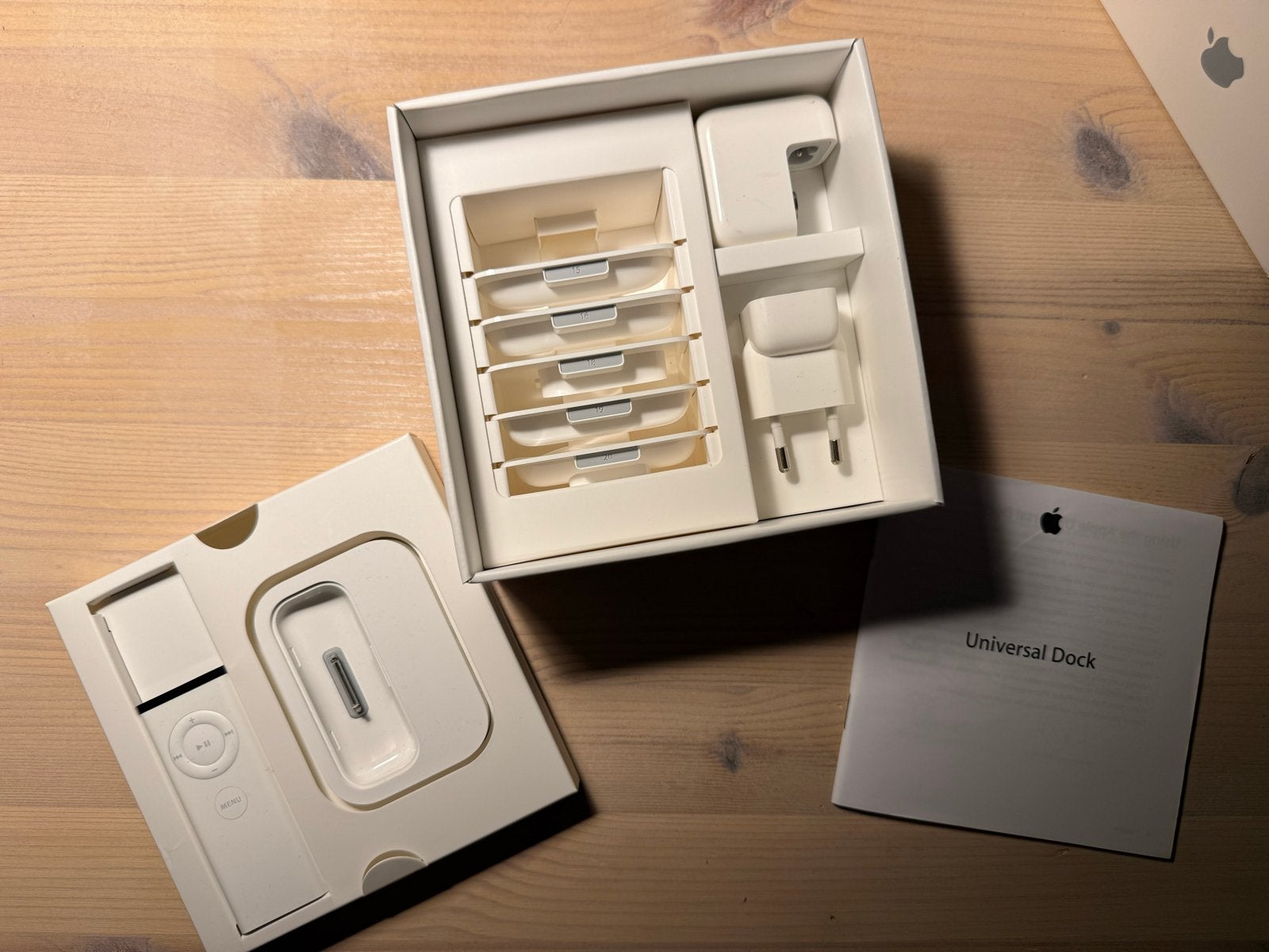 Apple Universal Dock met afstandsbediening en adapters, Verzenden, Dock of Kabel, Classic of Photo