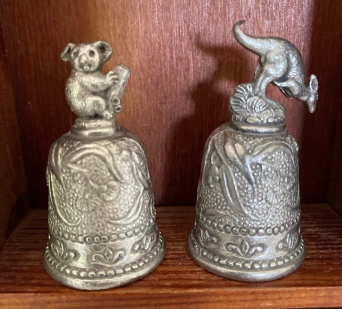 2 Vintage Australische Tinnen Vingerhoedjes - Koala & Kangoe, Verzamelen, Vingerhoedjes, Gebruikt, Tin, Reliëf, Ophalen of Verzenden