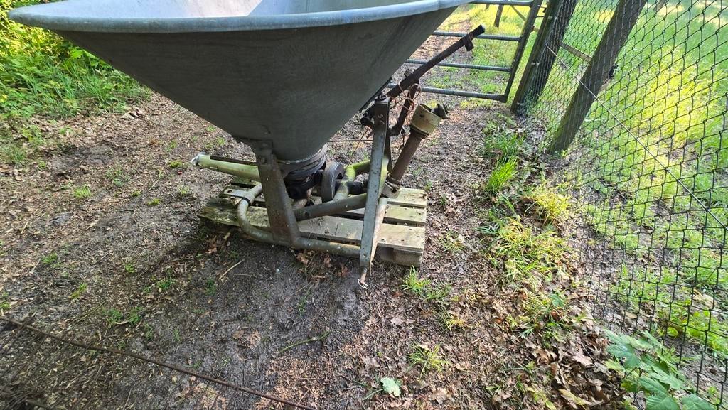 Gebruikte kunstmeststrooier, Ophalen, Akkerbouw, Gewasbescherming en Bemesting