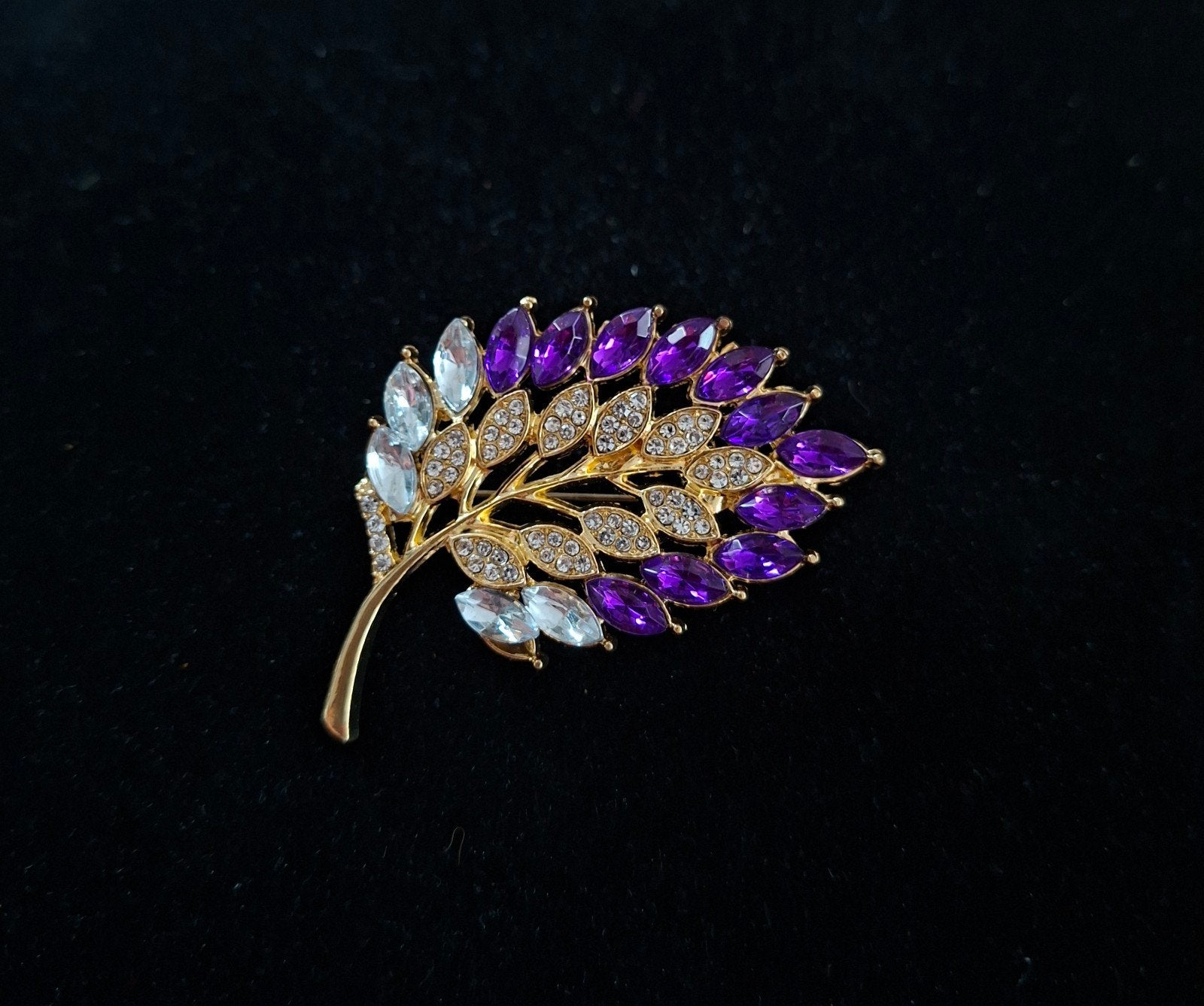 Elegante Blad Broche met Paarse en Witte strass, Overige materialen, 4 tot 7 cm, Paars, Nieuw