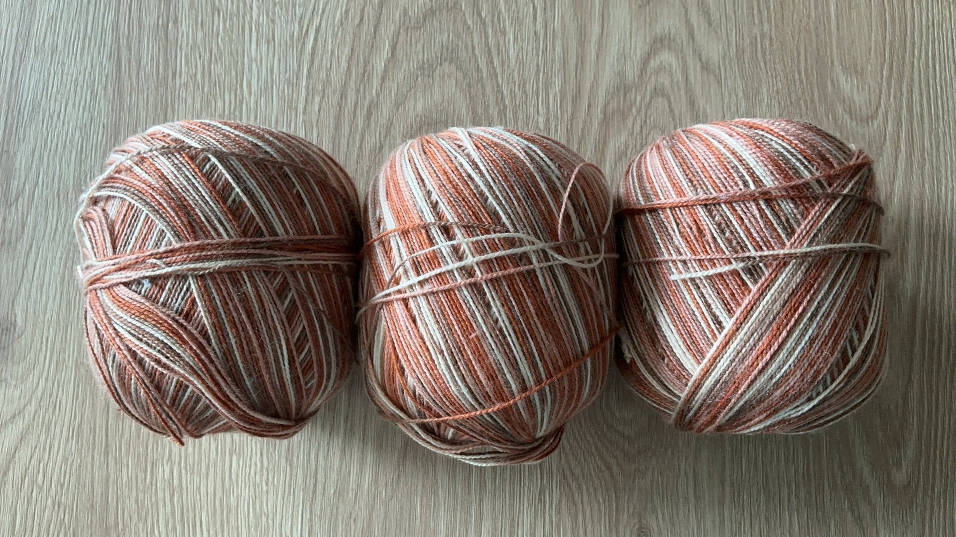 Drie bollen acryl wol, Ophalen of Verzenden, Zo goed als nieuw, Breien of Haken, Wol of Garen
