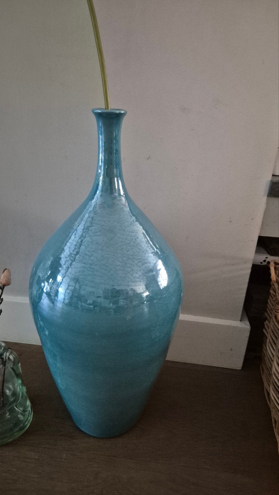 Grote turquoise vaas met glanzende afwerking, Ophalen of Verzenden, Zo goed als nieuw, Steen/keramiek, Met patroon/structuur
