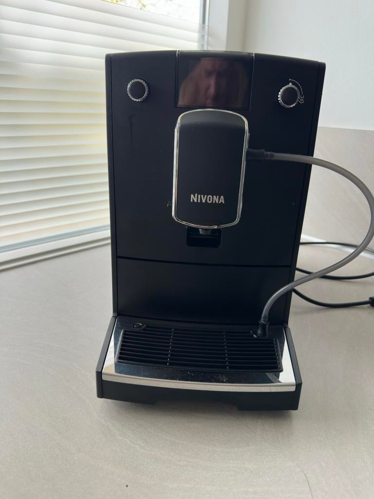 Nivona 690 Volautomatische koffiemachine met melkreservoir, Witgoed en Apparatuur, Koffiezetapparaten, Ophalen, Gebruikt, Koffiemachine