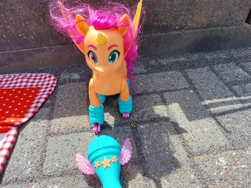 My Little Pony Zingende en Skatende Sunny met Microfoon, Ophalen