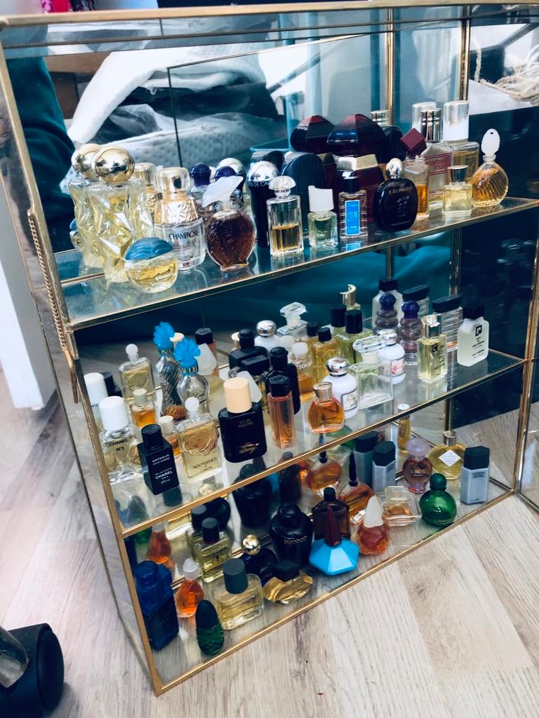 Vintage Parfum Miniatuur Collectie in Vitrinekast, Sieraden, Tassen en Uiterlijk, Uiterlijk | Parfum, Ophalen, Gebruikt